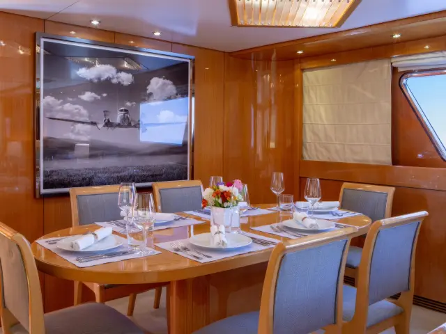 Yacht The Bird saloon