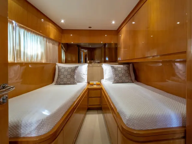 Yacht The Bird cabin