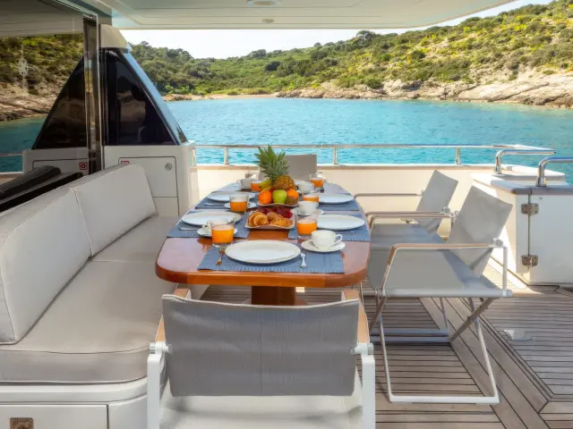 Yacht The Bird dining table