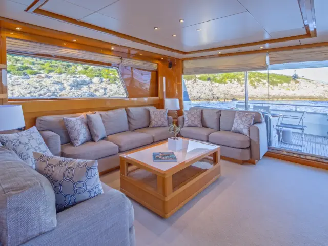 Yacht The Bird saloon