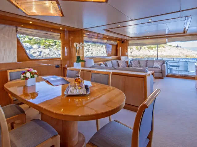 Yacht The Bird saloon