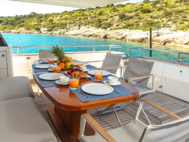 Yacht The Bird dining table