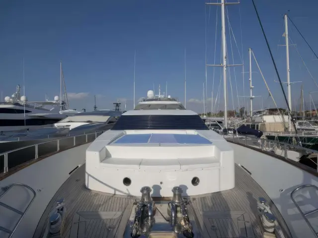 Yacht Pareakki deck