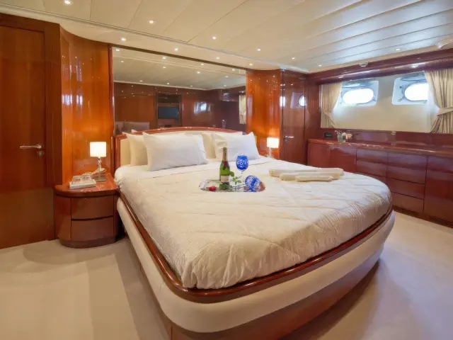 Yacht Pareakki cabin