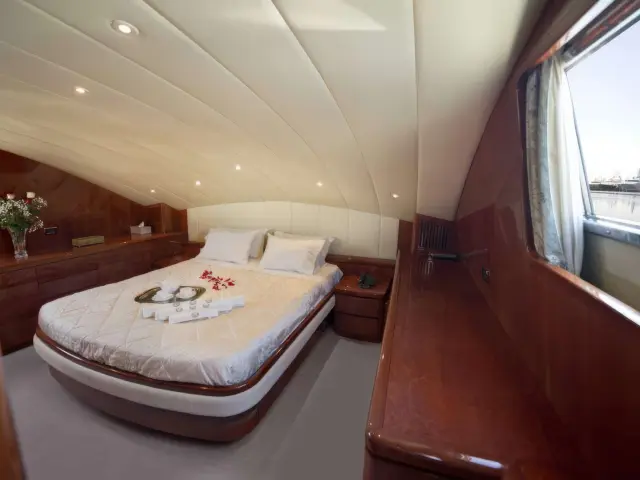 Yacht Pareakki cabin