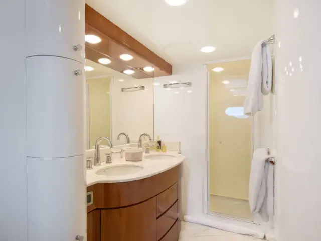 Yacht Pareakki cabin bathroom