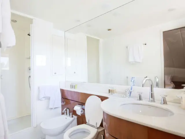 Yacht Pareakki cabin bathroom