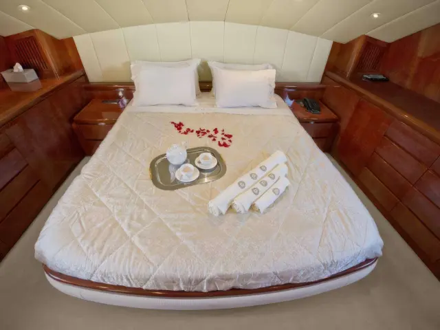 Yacht Pareakki cabin