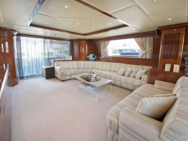 Yacht Pareakki saloon