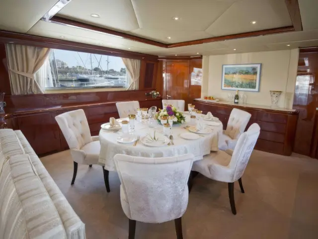 Yacht Pareakki saloon