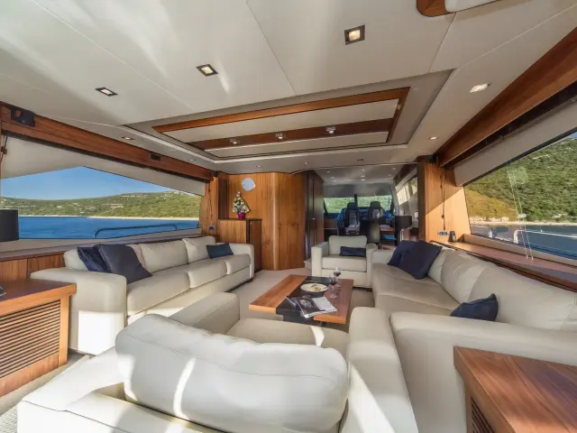 Yacht Spirit of the Sea saloon