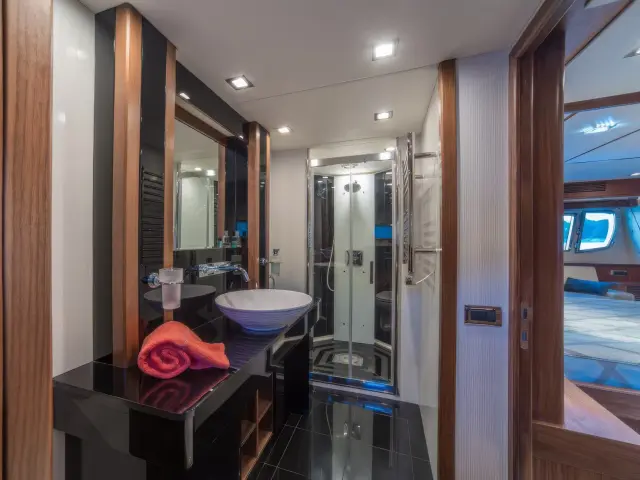 Yacht Spirit of the Sea cabin bathroom