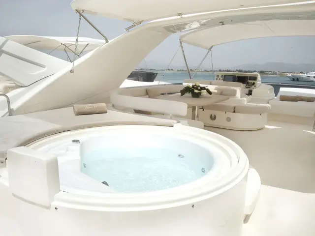 Yacht Julie M Jacuzzi