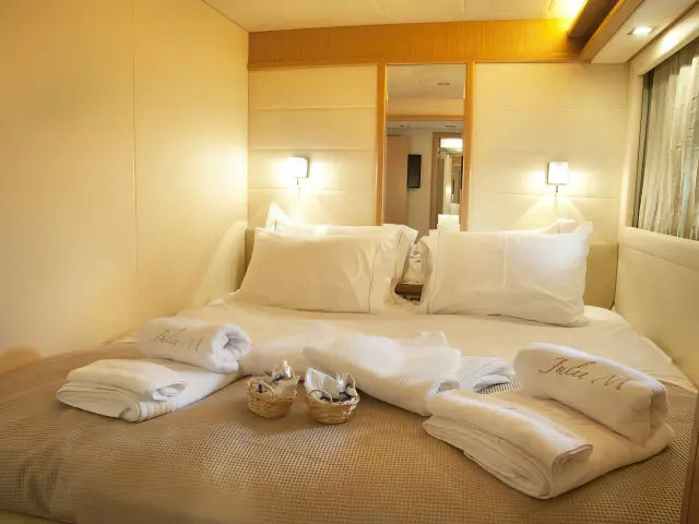 Yacht Julie M cabin