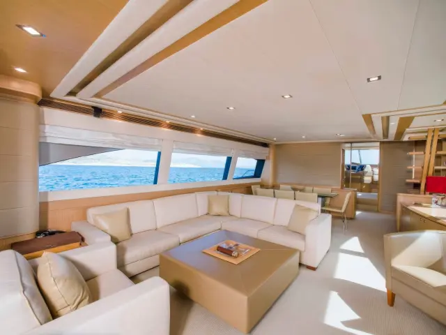 Yacht Julie M saloon