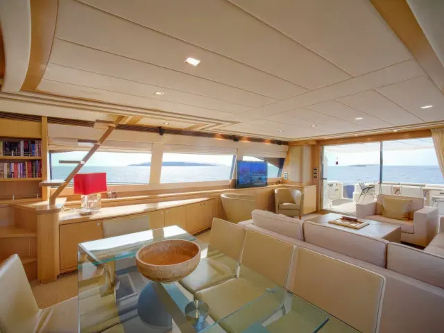 Yacht Julie M saloon