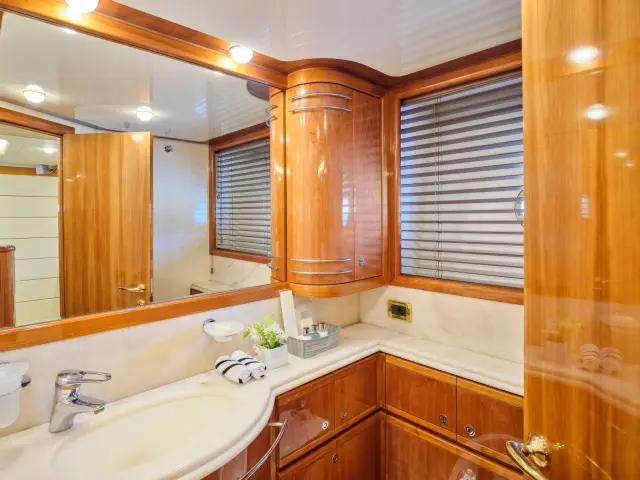 Yacht Estia Yi cabin bathroom