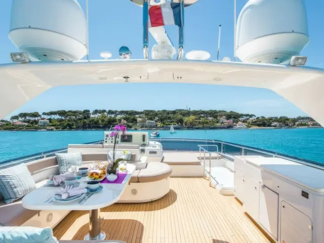 Yacht Piola flybridge