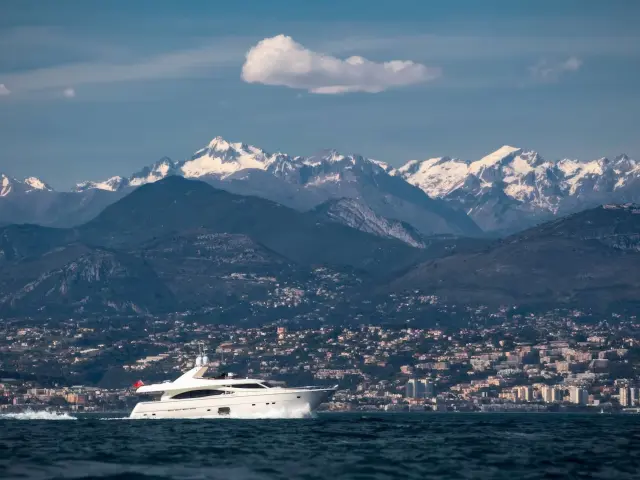 Yacht Piola side view