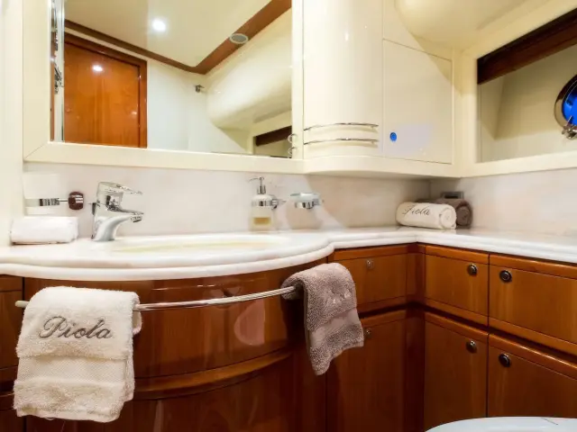 Yacht Piola cabin bathroom