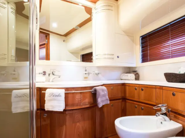 Yacht Piola cabin bathroom