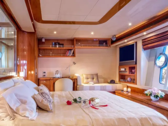 Yacht Piola cabin
