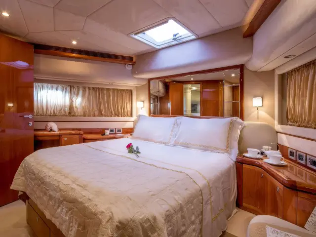 Yacht Piola cabin