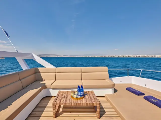 Yacht Wide Liberty photo