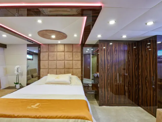 Yacht Wide Liberty cabin