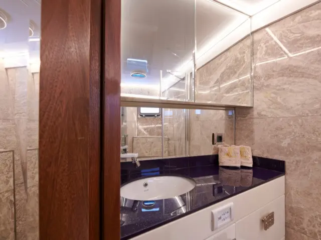 Yacht Wide Liberty cabin bathroom