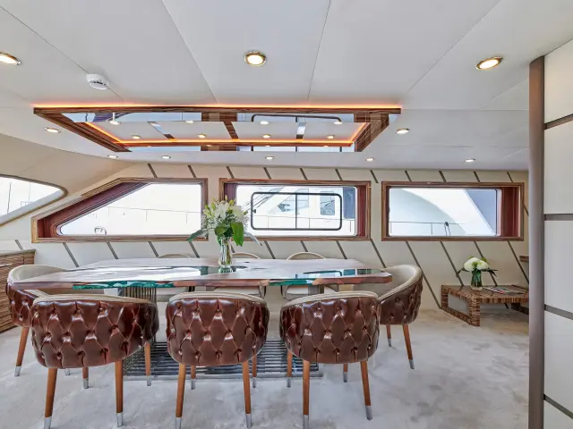 Yacht Wide Liberty saloon