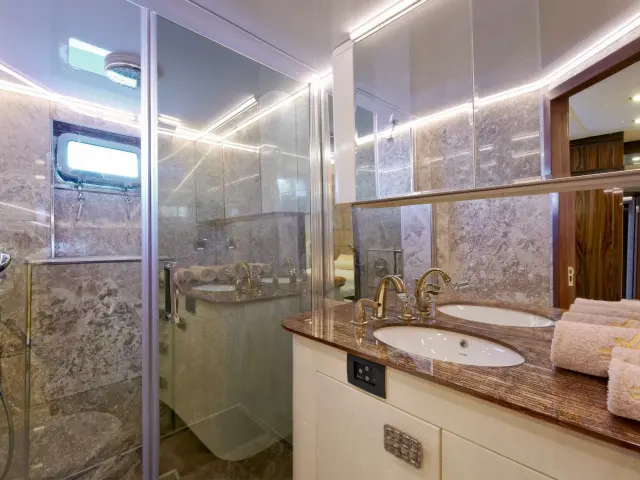 Yacht Wide Liberty cabin bathroom