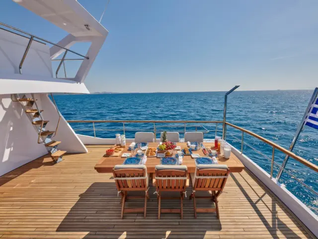 Yacht Wide Liberty aft