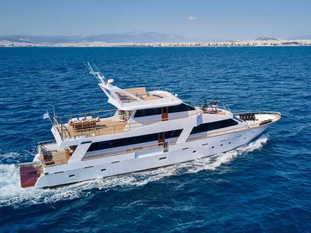 Yacht Wide Liberty side view