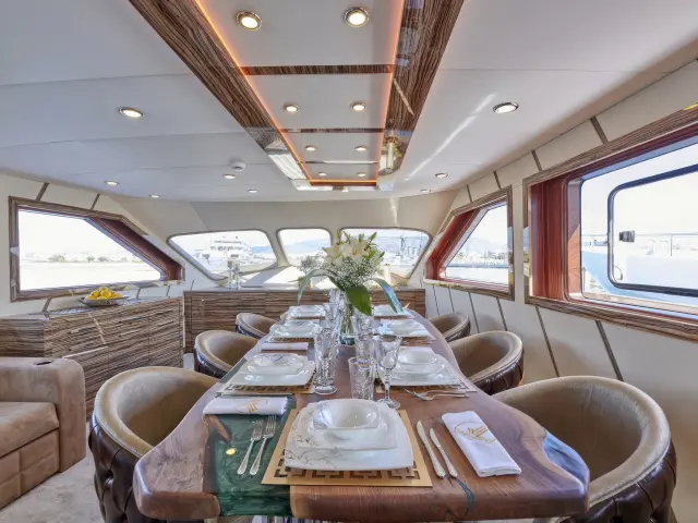 Yacht Wide Liberty saloon