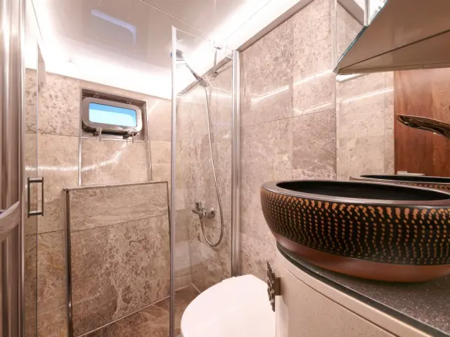 Yacht Wide Liberty cabin bathroom