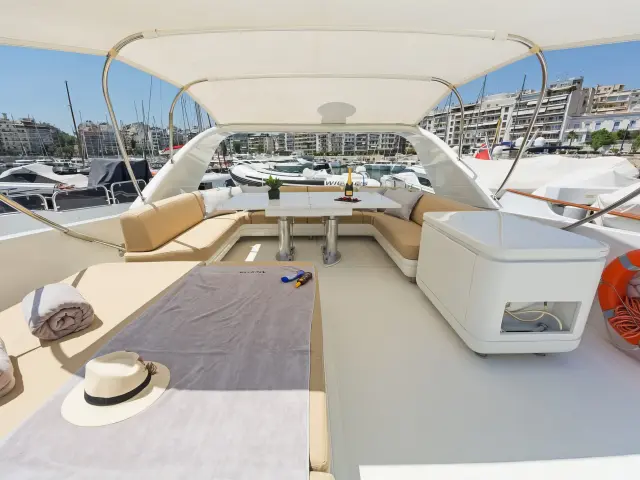 Yacht Alegria flybridge