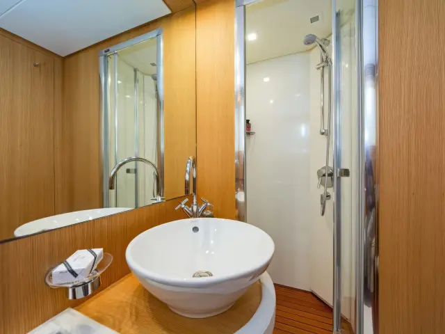 Yacht Alegria cabin bathroom