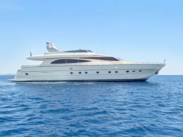 Yacht Vyno side view