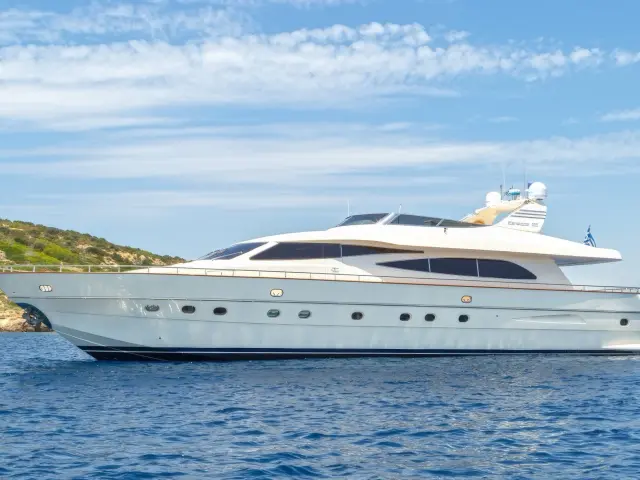 Yacht Vyno side view