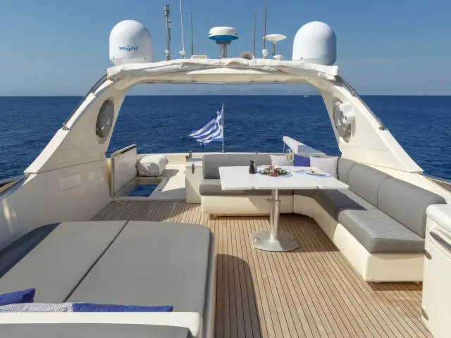 Yacht Vyno flybridge