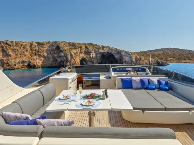 Yacht Vyno flybridge