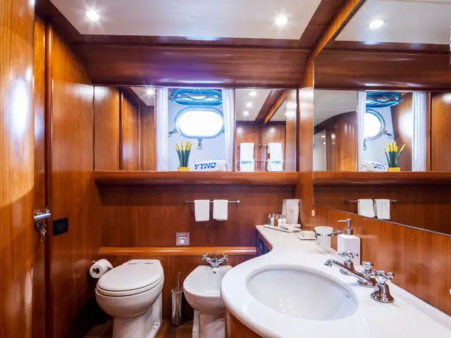 Yacht Vyno cabin bathroom