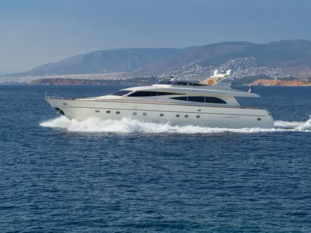 Yacht Vyno side view