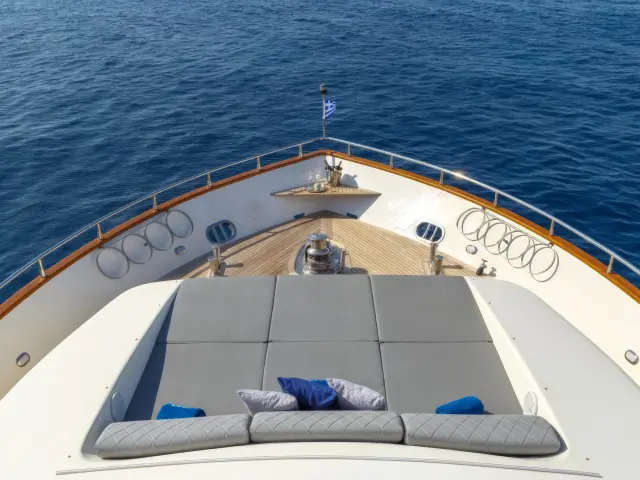 Yacht Vyno deck