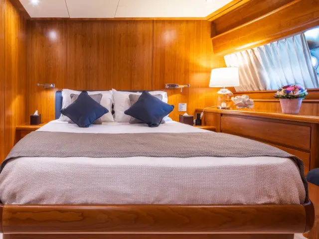 Yacht Vyno cabin