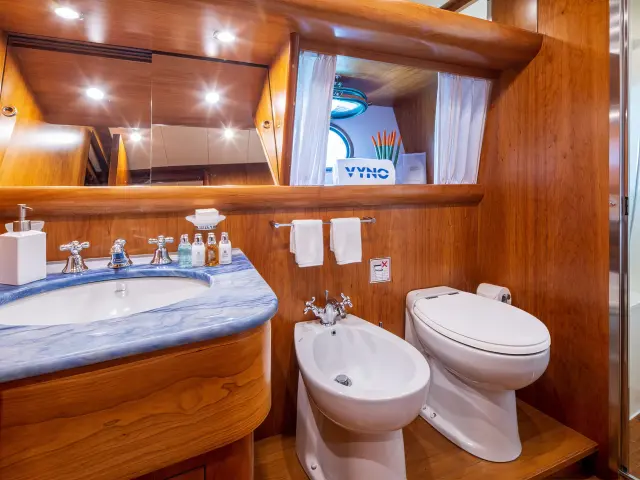 Yacht Vyno cabin bathroom