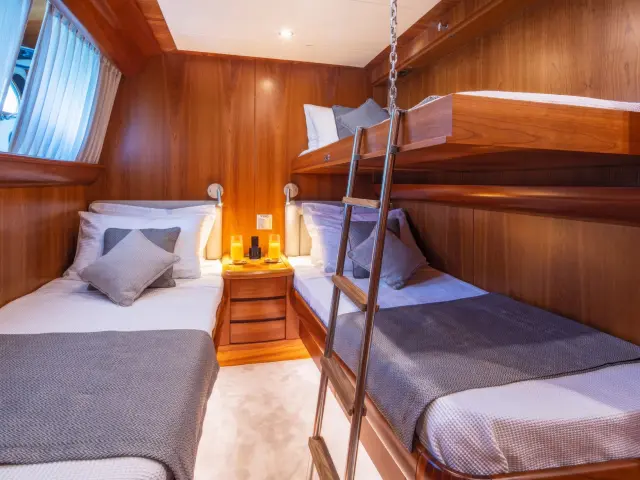 Yacht Vyno cabin