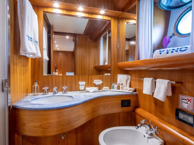 Yacht Vyno cabin bathroom