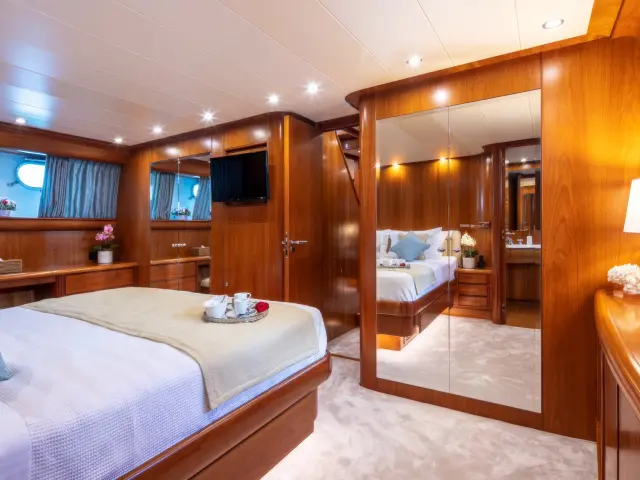 Yacht Vyno cabin